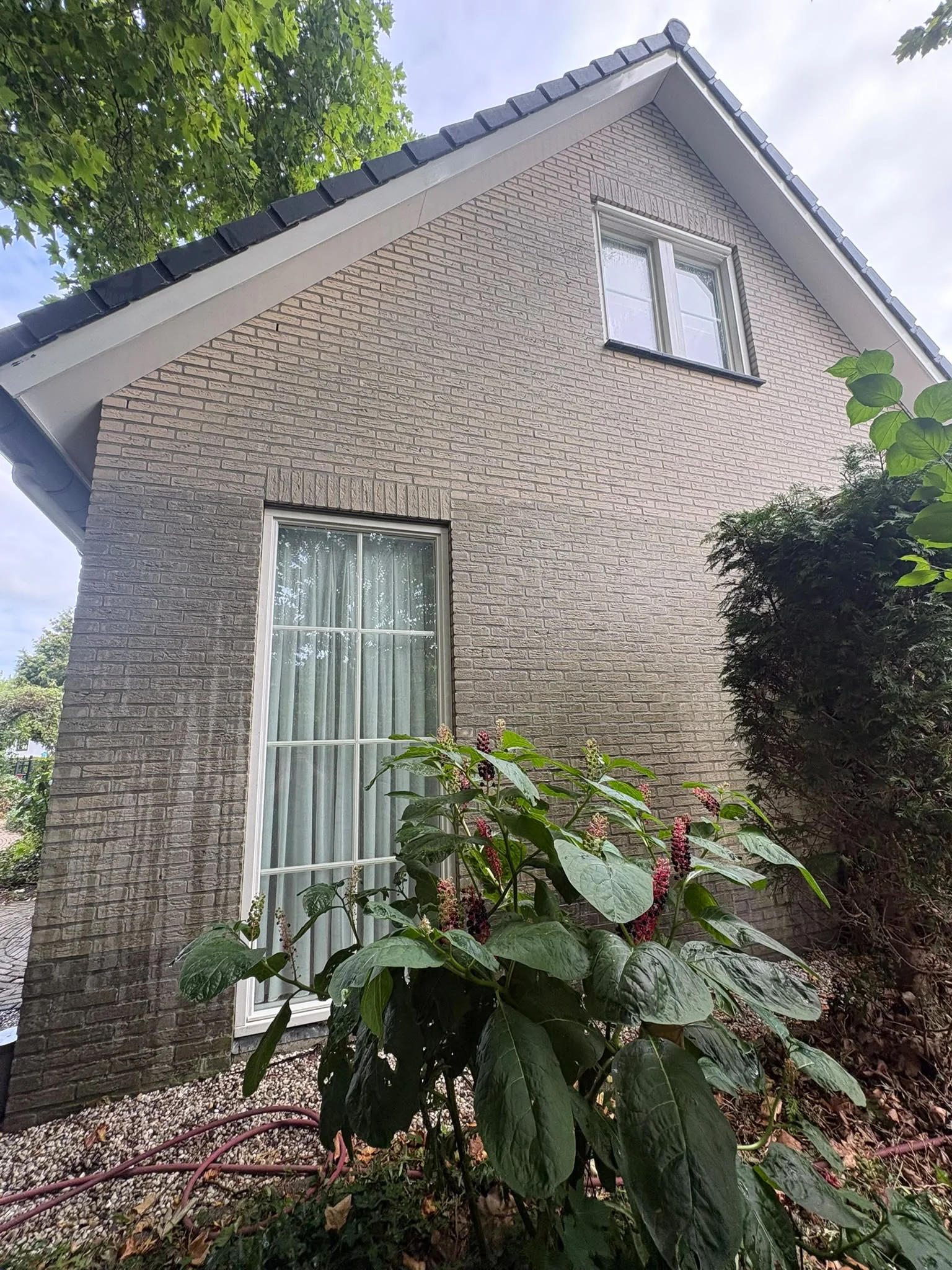 Gereinigde gemetselde gevel van een woning