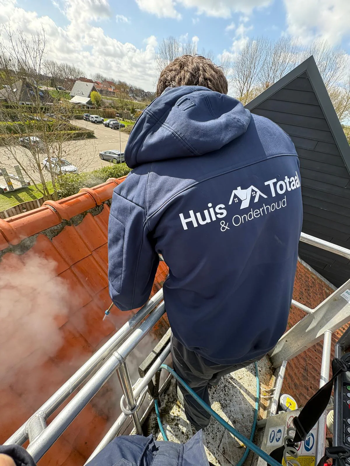 Stoom tijdens het reinigen van dakpannen